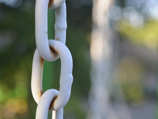 Foto close-up van een ketting die buiten hangt