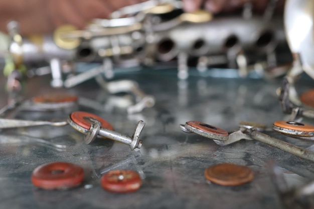 Foto close-up van een ketting op een metalen tafel