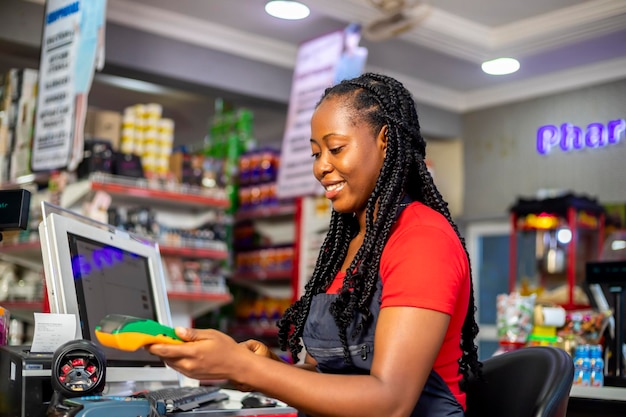 Close-up van een klant die haar creditcard gebruikt om te betalen voor goederen uit de supermarkt