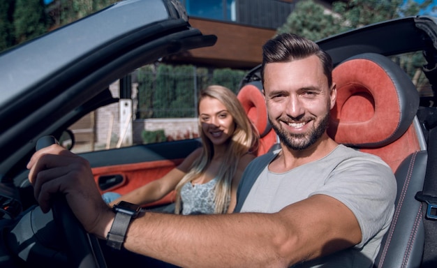 Close-up van een knappe man die een luxe auto bestuurt