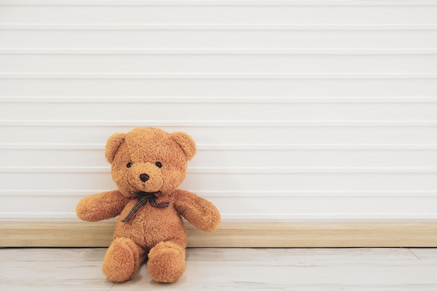 Close-up van een knuffel op een houten tafel