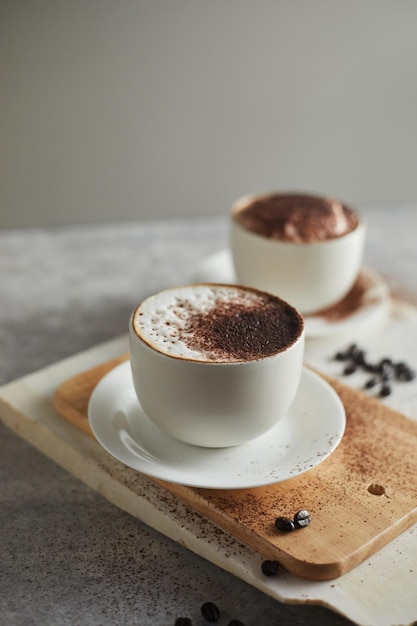 Close-up van een koffiebeker op een snijplank
