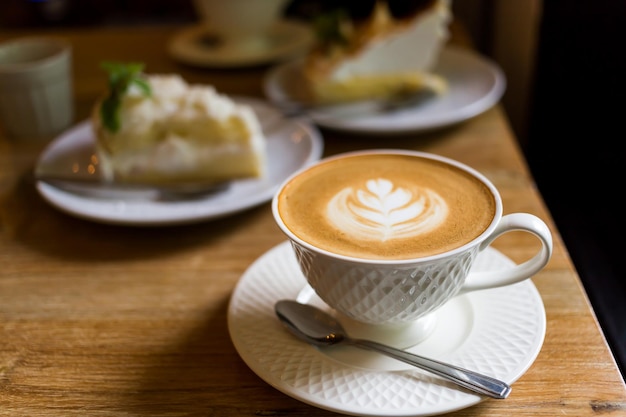 Close-up van een koffiekop en een dessert op tafel