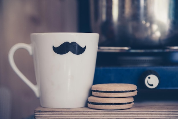Close-up van een koffiekop en koekjes op tafel