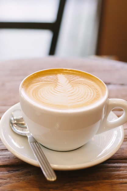 Close-up van een koffiekop in een schotel op tafel.