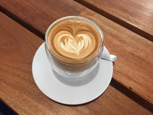 Close-up van een koffiekop op een houten tafel