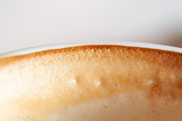 Close-up van een koffiekop op een witte achtergrond