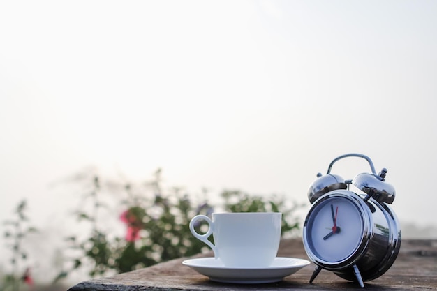 Foto close-up van een koffiekop op tafel tegen de lucht