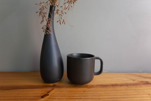 Close-up van een koffiekop op tafel tegen de muur