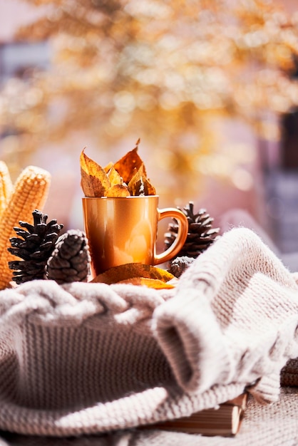 Foto close-up van een koffiekop op tafel