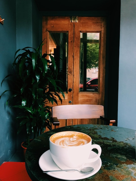 Foto close-up van een koffiekop op tafel