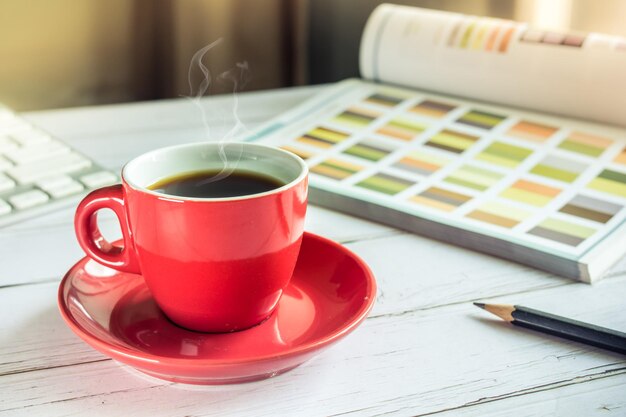 Foto close-up van een koffiekop op tafel