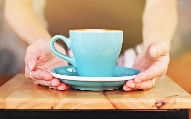 Close-up van een koffiekop op tafel