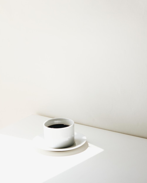 Close-up van een koffiekop op tafel