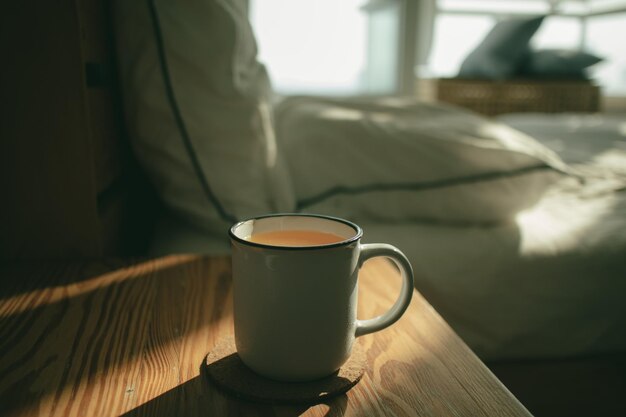 Close-up van een koffiekop op tafel