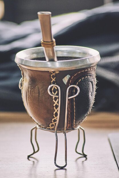 Foto close-up van een koffiekop op tafel