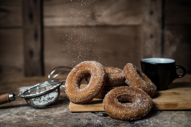 Close-up van een koffiekop op tafel