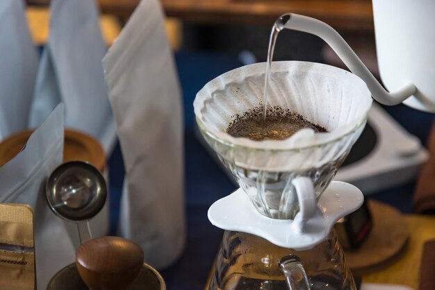 Foto close-up van een koffiekop op tafel