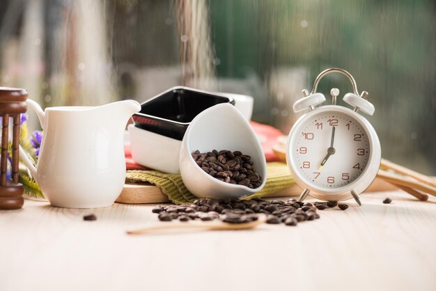 Foto close-up van een koffiekop op tafel