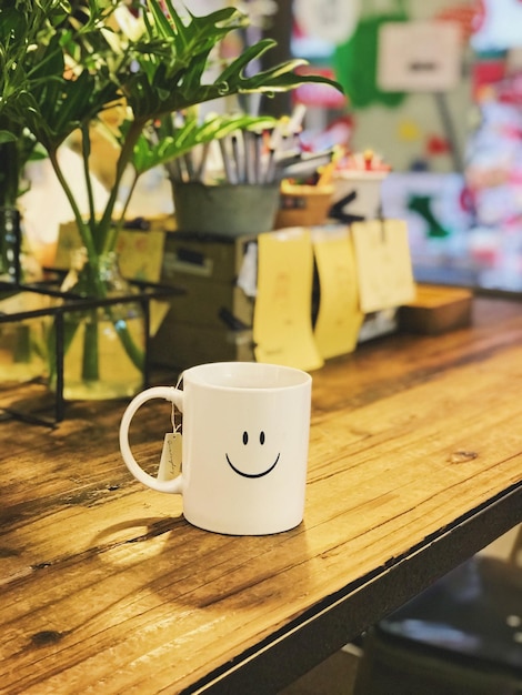 Foto close-up van een koffiekop op tafel