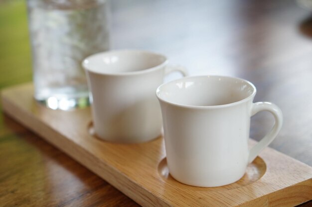 Foto close-up van een koffiekop op tafel