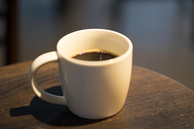 Close-up van een koffiekop op tafel