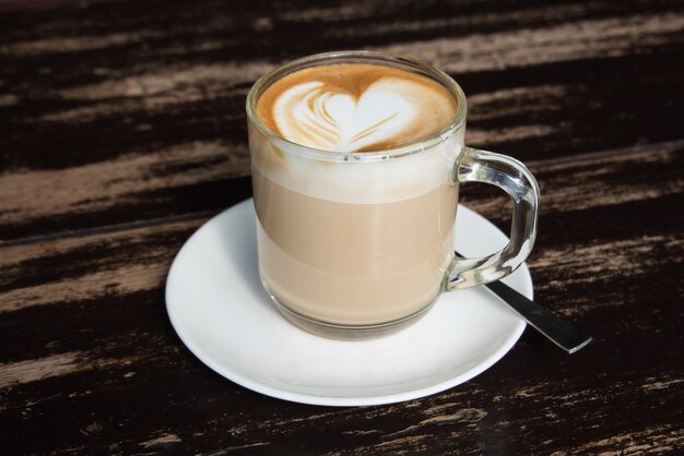 Close-up van een koffiekop op tafel