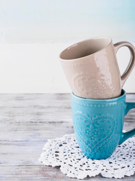 Close-up van een koffiekop op tafel