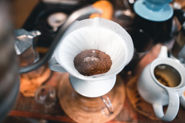 Foto close-up van een koffiekop op tafel