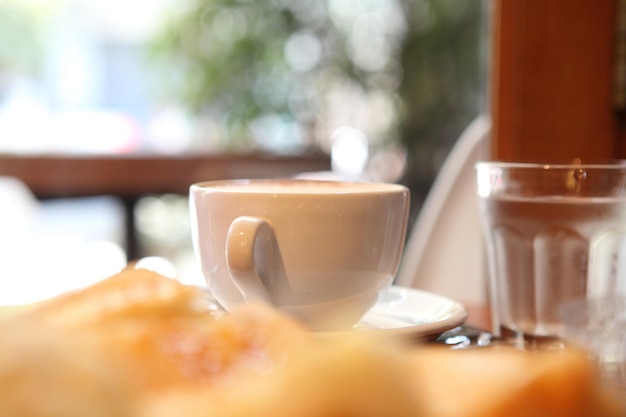 Foto close-up van een koffiekop op tafel