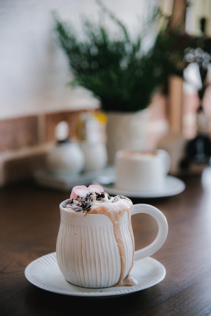 Close-up van een koffiekop op tafel