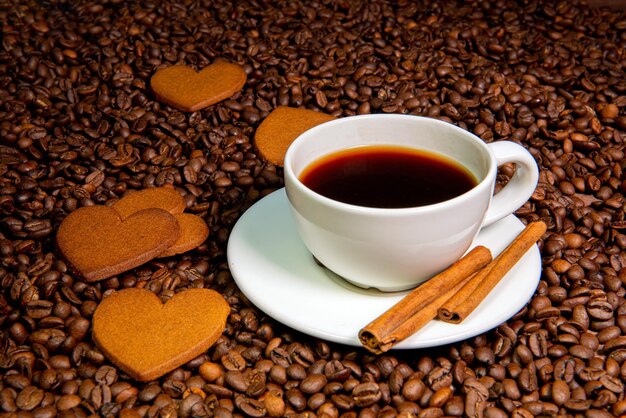 Foto close-up van een koffiekop op tafel