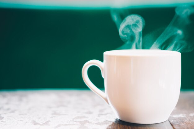 Close-up van een koffiekop op tafel