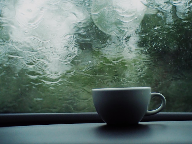 Close-up van een koffiekop op tafel