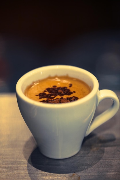 Close-up van een koffiekop op tafel