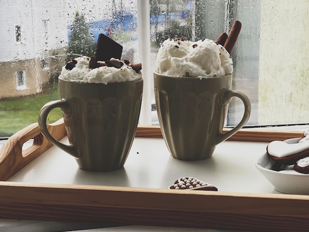 Foto close-up van een koffiekop op tafel