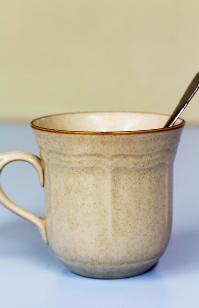 Foto close-up van een koffiekop op tafel