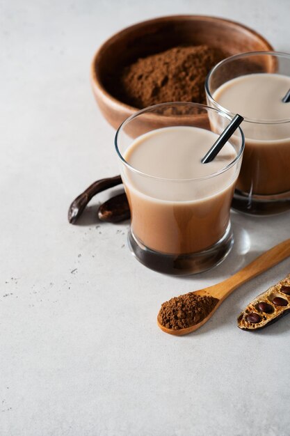 Close-up van een koffiekop op tafel