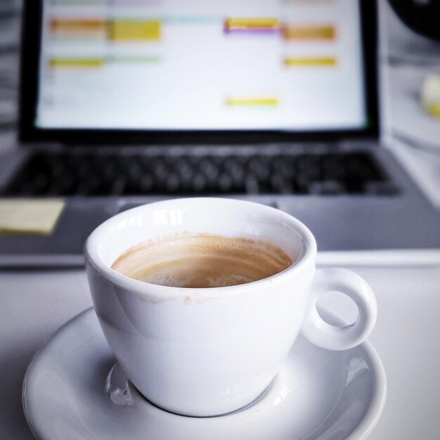 Foto close-up van een koffiekop op tafel