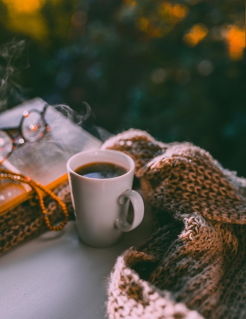 Foto close-up van een koffiekop op tafel