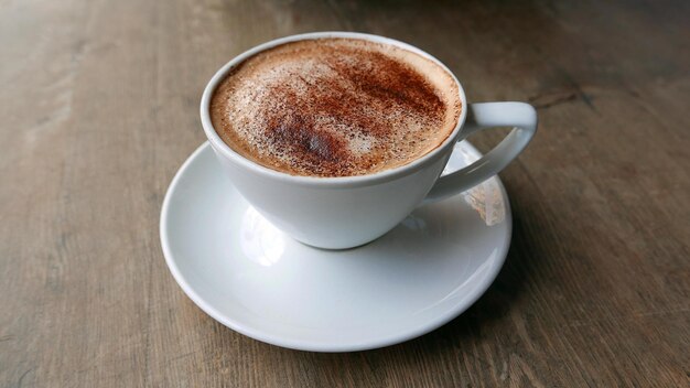 Close-up van een koffiekop op tafel