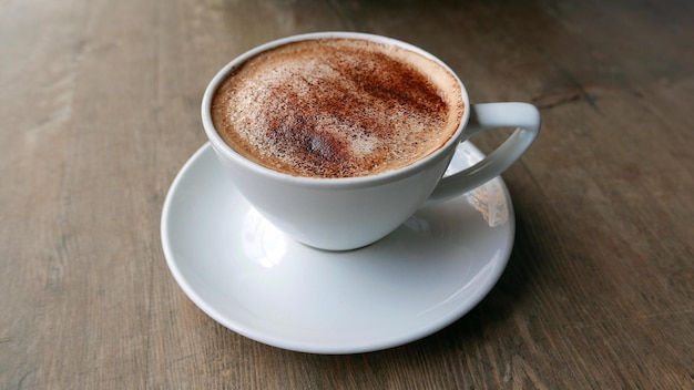 Close-up van een koffiekopje op tafel