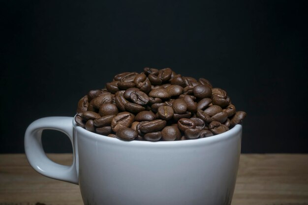 Close-up van een koffiekopje op tafel