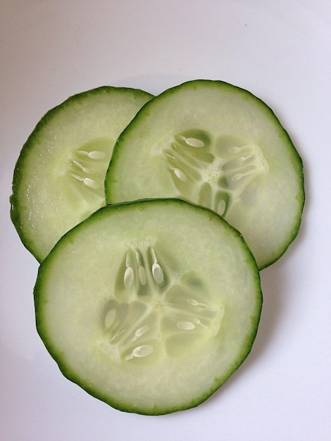 Close-up van een komkommer op een witte achtergrond