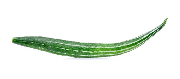 Close-up van een komkommer tegen een witte achtergrond