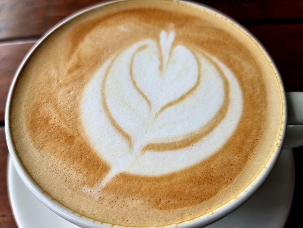 Close-up van een kopje hete latte art eenvoudige tulpenkoffie