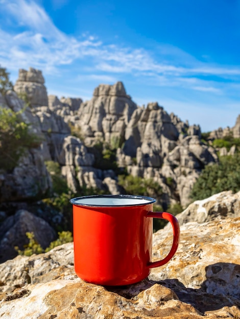 Foto close-up van een kopje thee of koffie over een onscherp berglandschap concept van wandelen