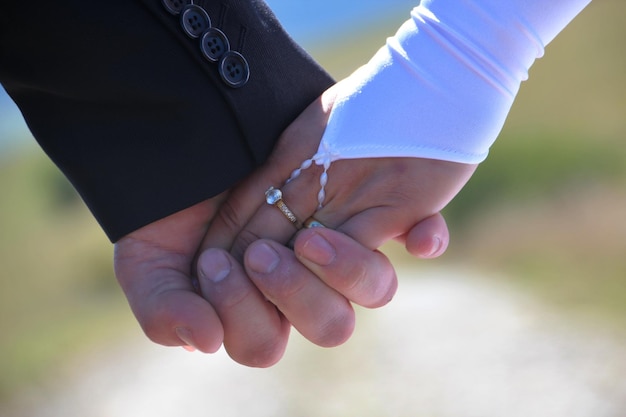 Foto close-up van een koppel dat handen vasthoudt