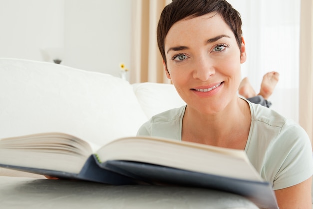 Close-up van een kortharige vrouw met een boek