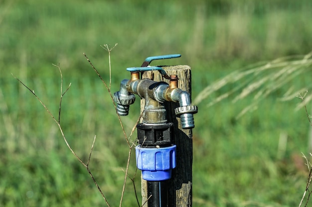 Close-up van een kraan op het veld